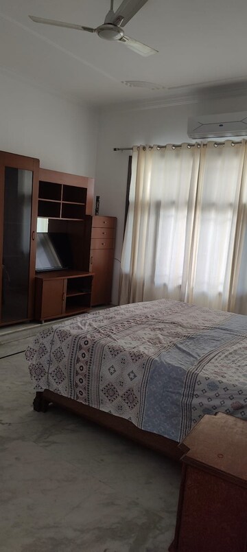 Bedroom in 5 BHK Villa at Unitech South City 1, South City 1 – for Rent