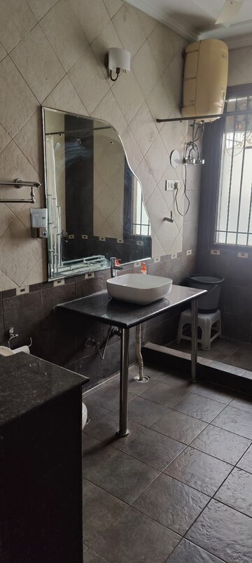 Master Bedroom in 5 BHK Villa at Unitech South City 1, South City 1 – for Rent