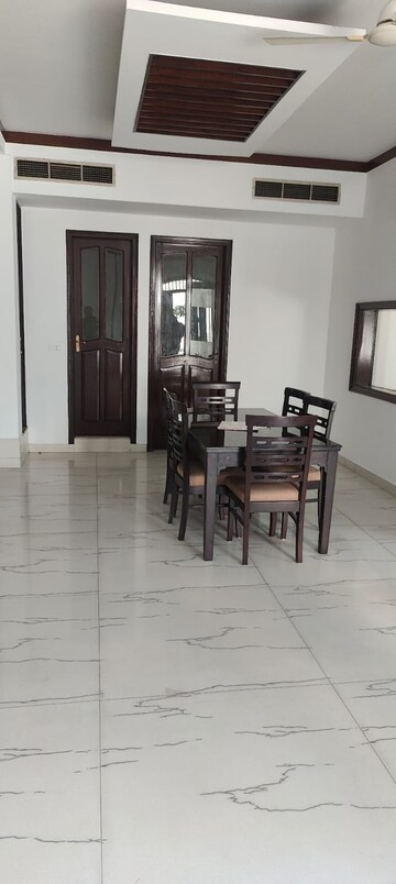Gym in 5 BHK Villa at Unitech South City 1, South City 1 – for Rent