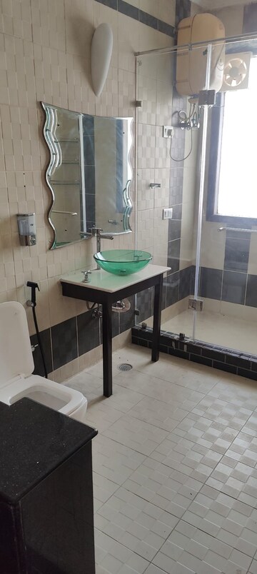 Master Bedroom in 5 BHK Villa at Unitech South City 1, South City 1 – for Rent