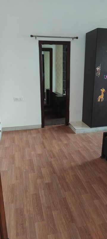 Room in 5 BHK Villa at Unitech South City 1, South City 1 – for Rent