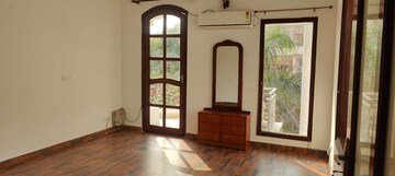 Room in 5 BHK Villa at Unitech South City 1, South City 1 – for Rent