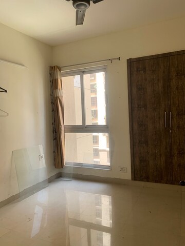 Room in 2 BHK Apartment at Mahagun Mahagunpuram II, Lal Kuan – for Rent