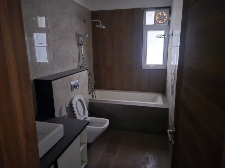 Bathroom, uchdpl-veridia-oakwood-enclave 4 Bedroom 2385 Sq.Ft. Apartment In Wave City Ghaziabad 8854707
