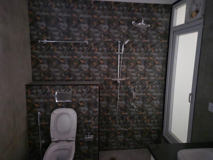 Bathroom, uchdpl-veridia-oakwood-enclave 4 Bedroom 2385 Sq.Ft. Apartment In Wave City Ghaziabad 8854707
