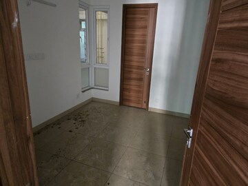 Room in 4 BHK Apartment at Uchdpl Veridia Oakwood Enclave, Wave City – for Rent
