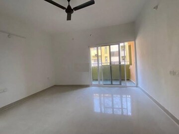 Room in 3 BHK Apartment at Sargam Apartment, Jankipuram – for Sale