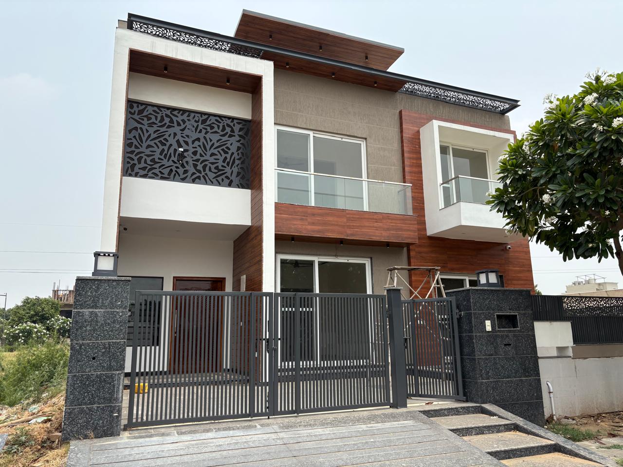 5 BHK Independent House For Sale in DLF Hyde Park