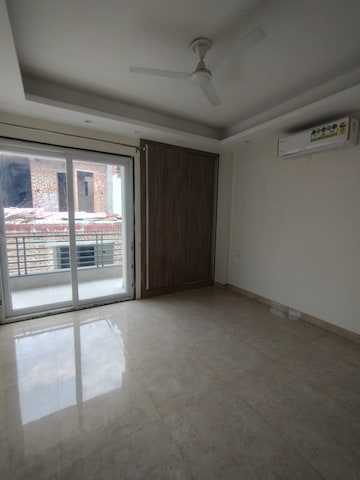 Furnished Amenities in 3 BHK Builder Floor at Sushant Lok 3, Sector 57 – for Rent