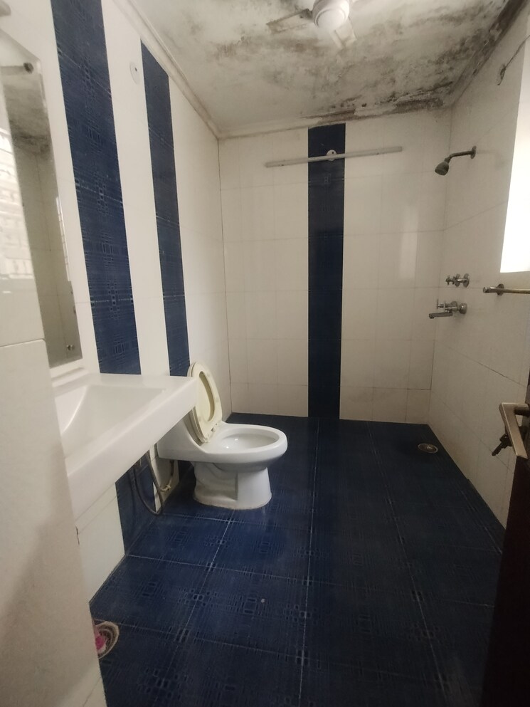 Bathroom, sushant-lok-3 3 Bedroom 300 Sq.Yd. Builder Floor In Sector 57 Gurgaon 8855202