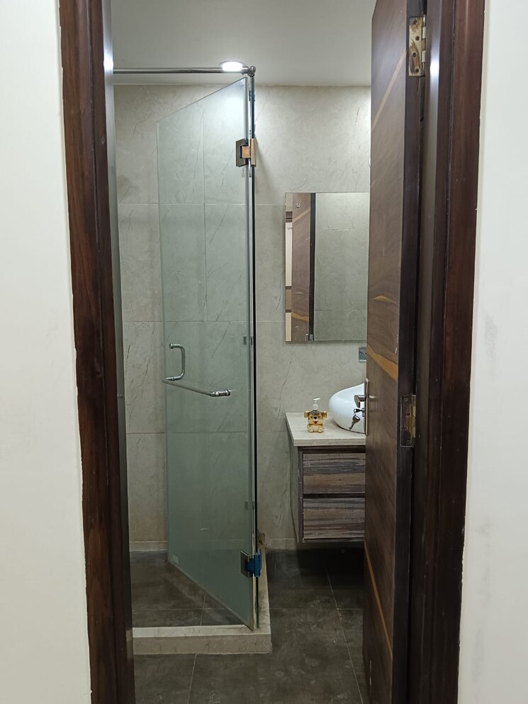 Bathroom, dlf phase ii 3 Bedroom 215 Sq.Yd. Builder Floor In Dlf Phase ii Gurgaon 8855201