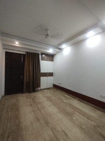 Building Lobby in 3 BHK Builder Floor at ROF Portico, Sector 43 – for Rent