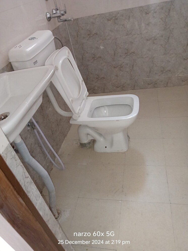 Bathroom, rof-aalayas 3 Bedroom 864 Sq.Ft. Apartment In Sector 102 Gurgaon 8855309