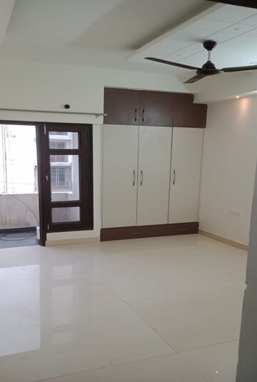 Room in 3 BHK Apartment at Surajmal Vihar – for Rent