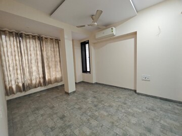 Room in 2 BHK Apartment at Balmurali CHS, Chembur – for Rent