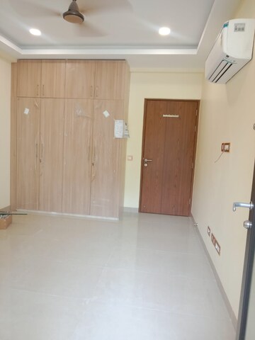 Room in 3 BHK Builder Floor at Sector 40 – for Rent