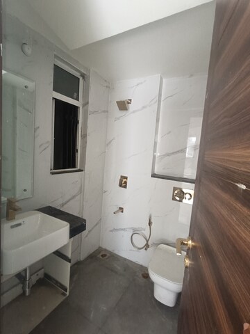 Bathroom in 3 BHK Builder Floor at Smart World Orchard, Sector 61 – for Sale