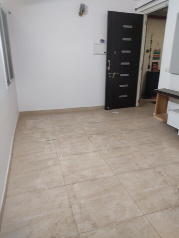 Room in 3 BHK Apartment at Gaur City 2 - 14th Avenue, Sector 16c Greater Noida – for Rent