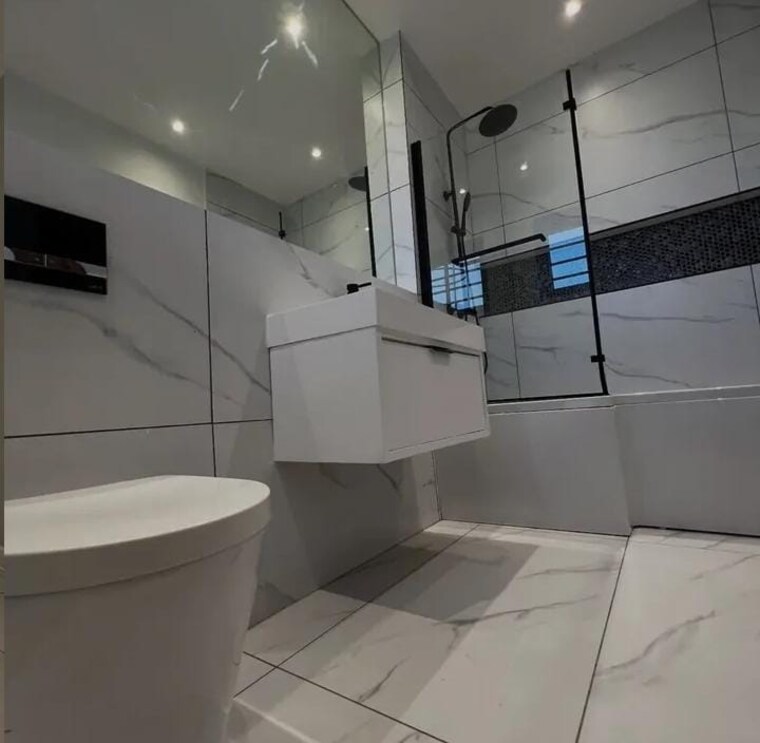 Bathroom, sector 33 3.5 Bedroom 3195 Sq.Ft. Builder Floor In Sector 33 Faridabad 8855784