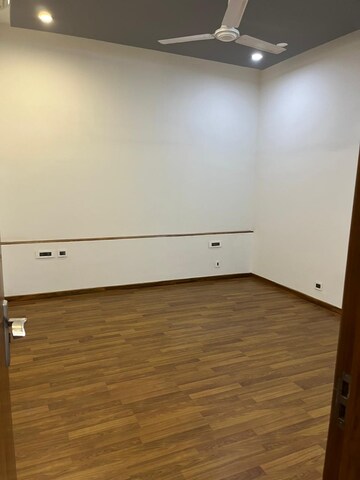 Room in 4 BHK Builder Floor at South City 1 – for Rent