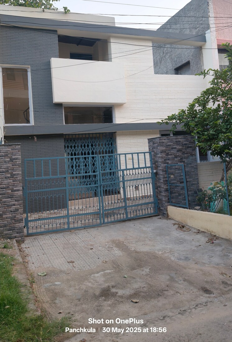 Exterior View, sector 2 2.5 Bedroom 350 Sq.Yd. Villa In Sector 2 Panchkula 8855850