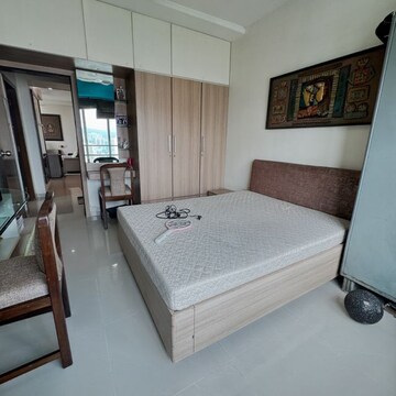 Room in 3 BHK Apartment at Sea Breeze CHS Versova, Yari Road – for Rent