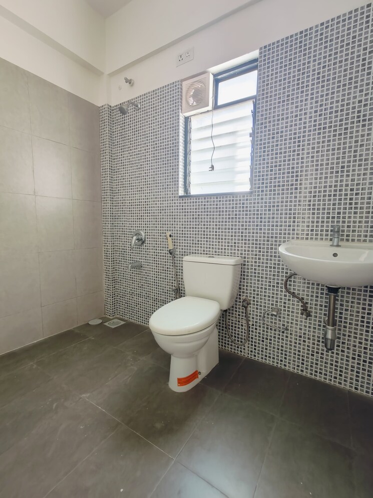 Bathroom, tata-la-montana-phase-1 2 Bedroom 992 Sq.Ft. Apartment In Talegaon Dabhade Pune 8856218