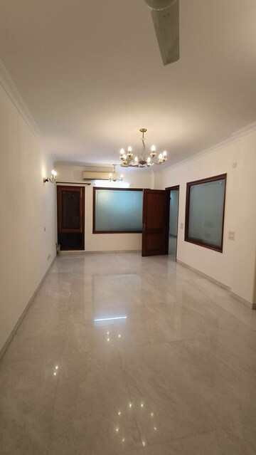 Room in 3 BHK Apartment at Florence Nightingale Lane, Green Park – for Rent