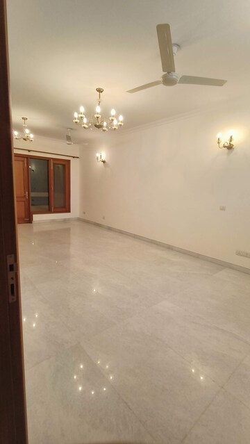 Room in 3 BHK Apartment at Florence Nightingale Lane, Green Park – for Rent