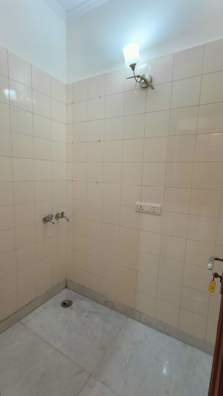 Bathroom, florence-nightingale-lane 3 Bedroom 2000 Sq.Ft. Apartment In Green Park Delhi 8856090
