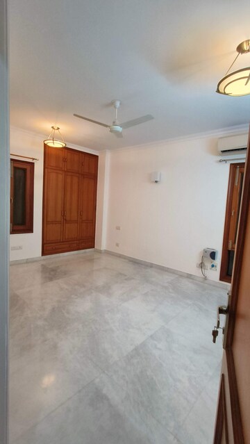 Room in 3 BHK Apartment at Florence Nightingale Lane, Green Park – for Rent