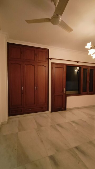 Room in 3 BHK Apartment at Florence Nightingale Lane, Green Park – for Rent