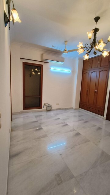 Room in 3 BHK Apartment at Florence Nightingale Lane, Green Park – for Rent
