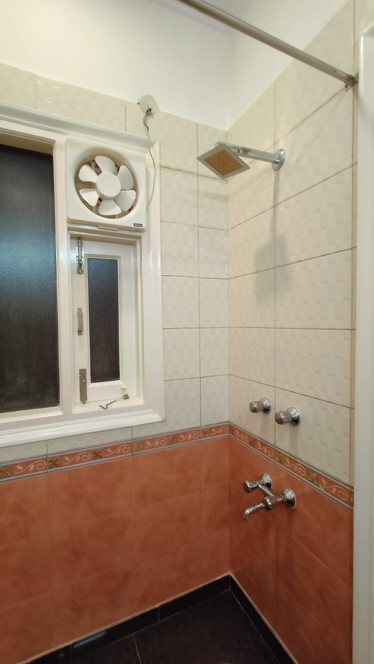 Bathroom, florence-nightingale-lane 3 Bedroom 2000 Sq.Ft. Apartment In Green Park Delhi 8856090