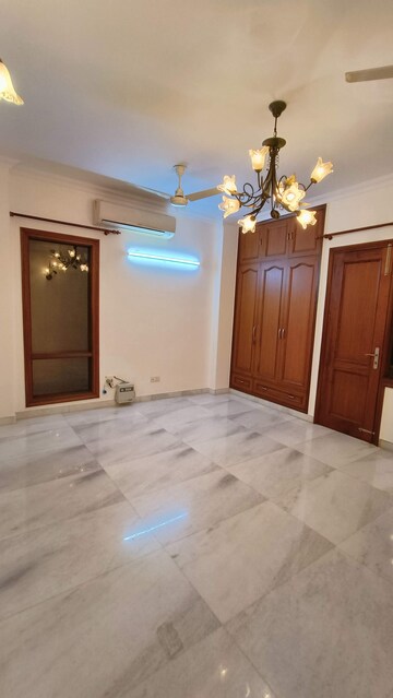 Room in 3 BHK Apartment at Florence Nightingale Lane, Green Park – for Rent