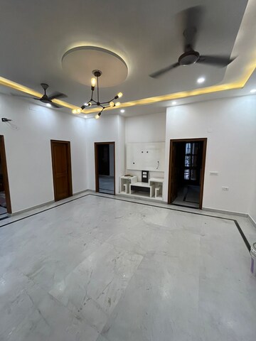 Room in 3 BHK Builder Floor at Sector 9 – for Rent