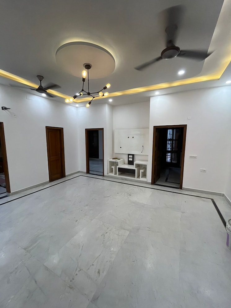 Room, sector 9 3 Bedroom 300 Sq.Yd. Builder Floor In Sector 9 Faridabad 8856835