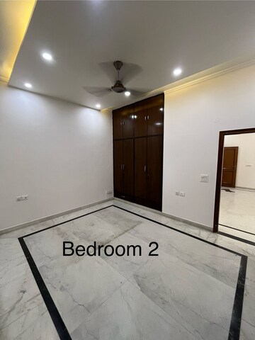 Room in 3 BHK Builder Floor at Sector 9 – for Rent