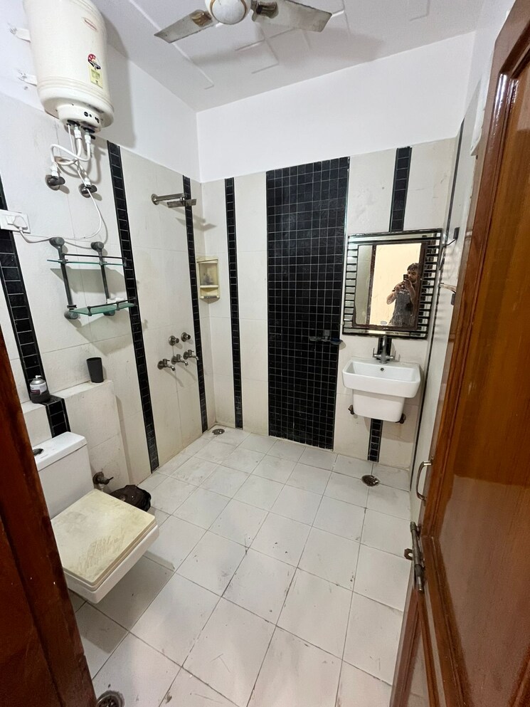 Bathroom, sector 9 3 Bedroom 300 Sq.Yd. Builder Floor In Sector 9 Faridabad 8856835