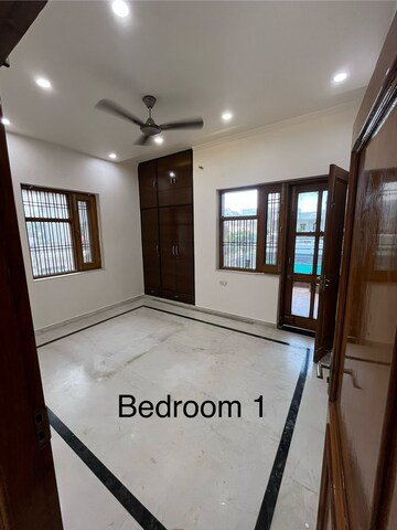 Room in 3 BHK Builder Floor at Sector 9 – for Rent