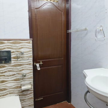 Bathroom in 2 BHK Builder Floor at Ansal Plaza Sector-23, Carterpuri Village – for Rent