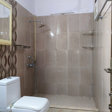 Bathroom in 2 BHK Builder Floor at Ansal Plaza Sector-23, Carterpuri Village – for Rent