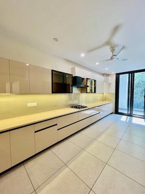 Room in 4 BHK Builder Floor at Vipul World Plots, Sector 48 – for Sale