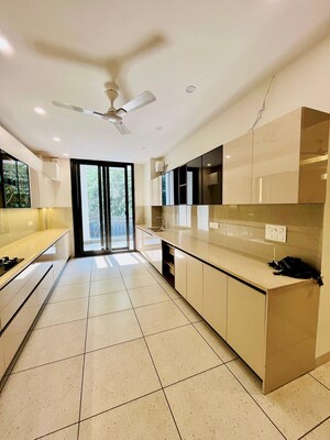 Building Lobby in 4 BHK Builder Floor at Vipul World Plots, Sector 48 – for Sale