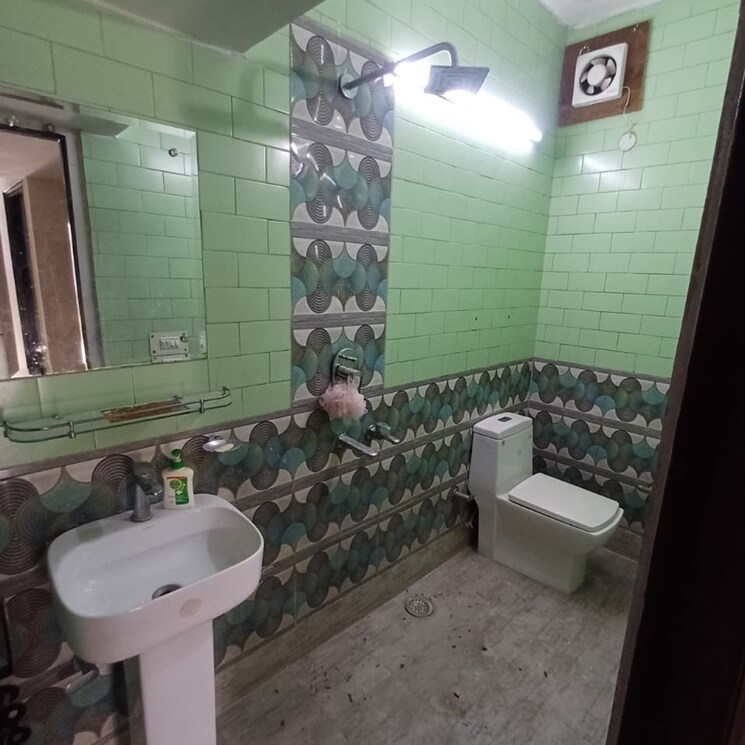 Bathroom, lajpat nagar i 2 Bedroom 900 Sq.Ft. Builder Floor In Lajpat Nagar I Delhi 8856966