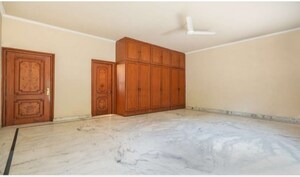 Room in 5 BHK Independent House at New Friends Colony – for Sale