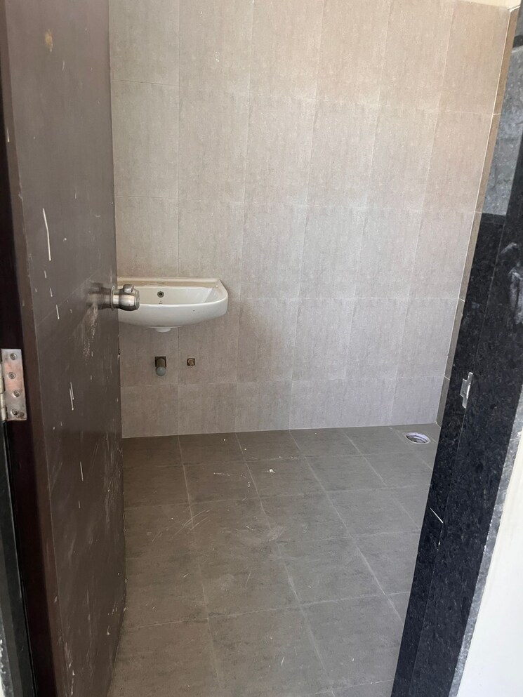 Bathroom, mantra-29-gold-coast 3 Bedroom 819 Sq.Ft. Apartment In Tingre Nagar Pune 8857055