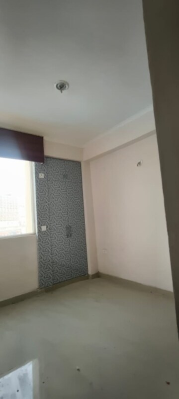 Room in 3 BHK Apartment at Amrapali Golf Homes, Sector 4 Greater Noida – for Rent