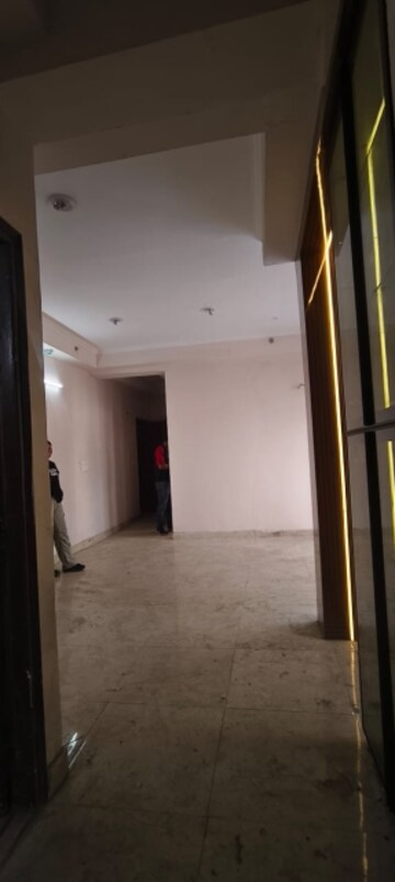 Room in 3 BHK Apartment at Amrapali Golf Homes, Sector 4 Greater Noida – for Rent