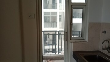 Room in 3 BHK Apartment at Omaxe Waterscapes, Gomti Nagar – for Rent